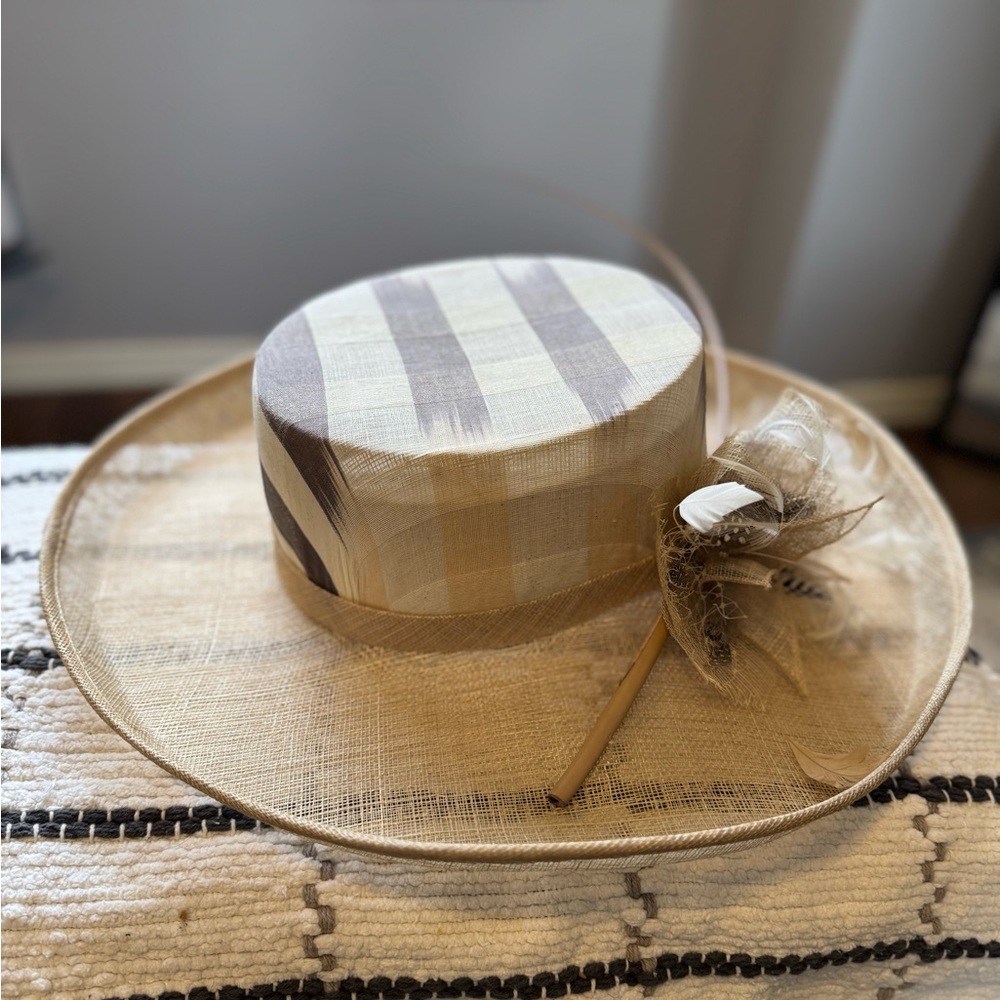 Elegant Tan and Cream Women's Hat - Picture 5 of 6